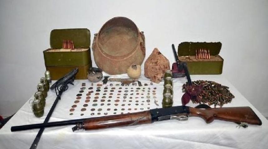 Batman'da 2 Evde El Bombaları, Silah Ve M&uuml;himmatlar Ele Ge&ccedil;irildi