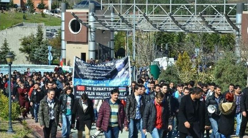 Kocaeli &Uuml;niversitesi&rsquo;nde &Uuml;lk&uuml;c&uuml;ler Hocalı Katliamı İ&ccedil;in Y&uuml;r&uuml;d&uuml;