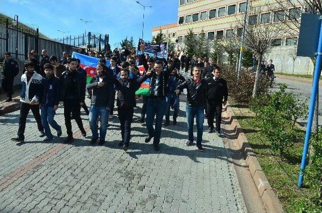 Kocaeli Üniversitesi’nde Ülkücüler Hocalı Katliamı İçin Yürüdü