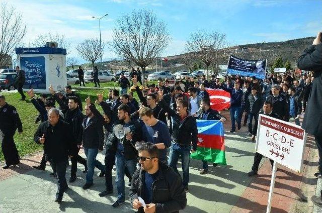 Kocaeli Üniversitesi’nde Ülkücüler Hocalı Katliamı İçin Yürüdü