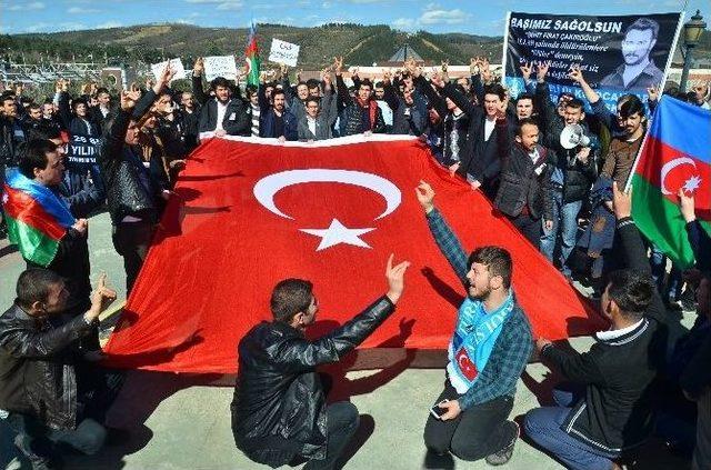 Kocaeli Üniversitesi’nde Ülkücüler Hocalı Katliamı İçin Yürüdü