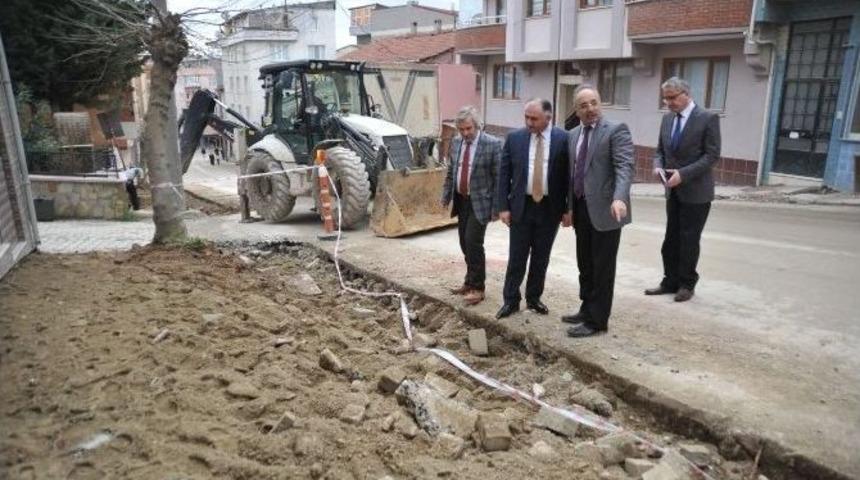 Orhangazi Belediyesi Kaldırım Ve Asfalt &Ccedil;alışmalarını S&uuml;rd&uuml;r&uuml;yor