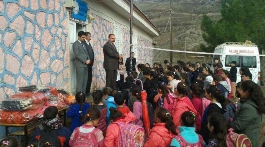 K&ouml;y Okulu &Ouml;ğrencilerine Anlamlı Yardım