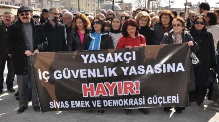 Sivas'ta 'i&ccedil; G&uuml;venlik Yasa Tasarısı' Protestosu