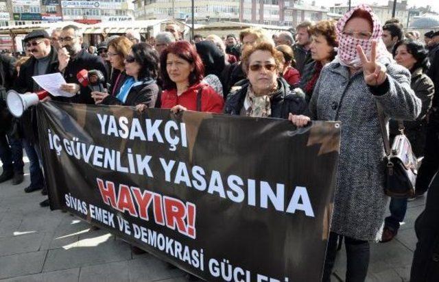 Sivas'ta 'iç Güvenlik Yasa Tasarısı' Protestosu