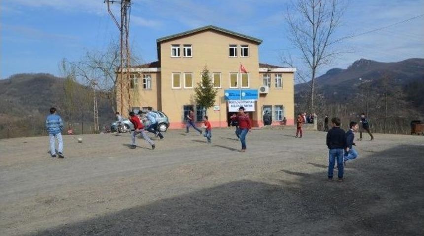 Bah&ccedil;esinden Yol Ge&ccedil;en Okul