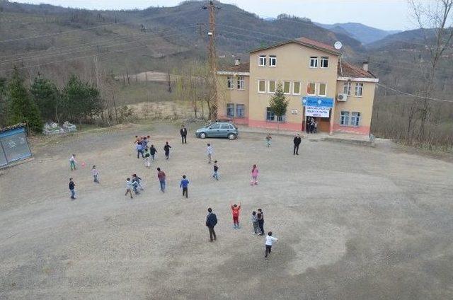 Bahçesinden Yol Geçen Okul