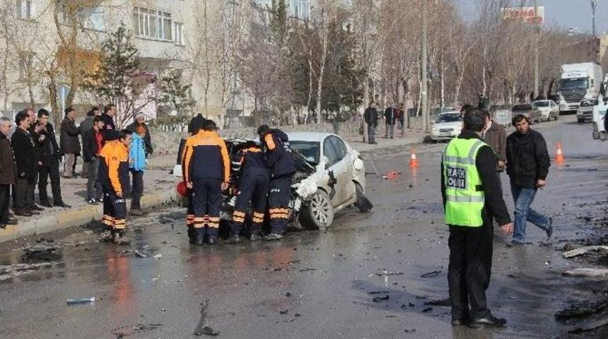 Erzurum&rsquo;da Trafik Kazası: 3 Yaralı