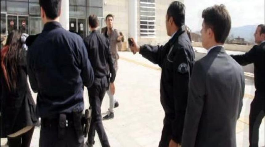 İki Aile Adliye I&ccedil;inde Ve Dışında Kavga Etti