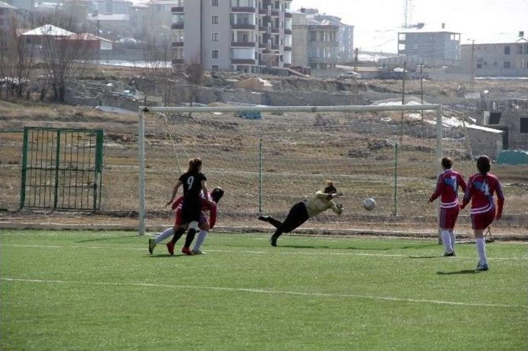 Bayan Futbolculardan B&uuml;y&uuml;k Başarı