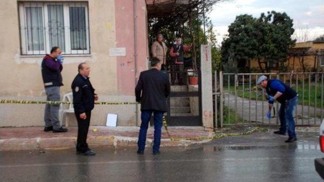 Pavyon Afişleri Asanlara Uzun Namlulu Silahlarla Saldırı