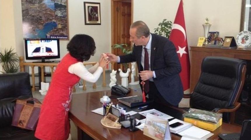 Başkan Atabay&rsquo;a &Ccedil;inli Vatandaştan Anlamlı Hediye