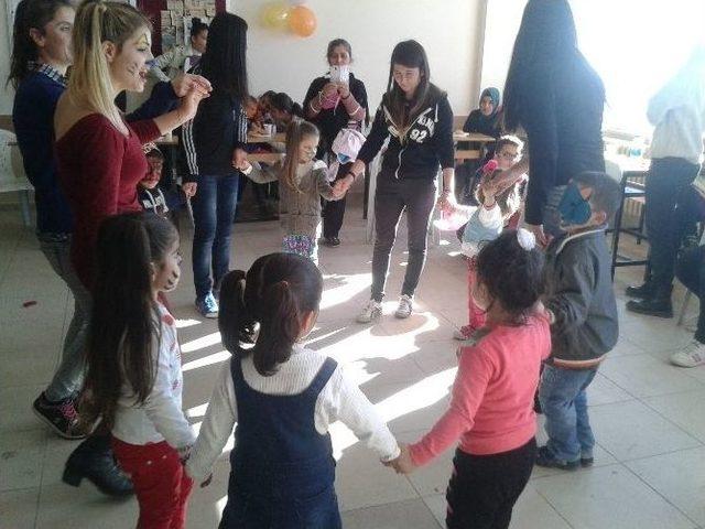 Didim Meslek Lisesi Öğrencileri Okul Fobisi Olan Çocukları Eğlendirdi