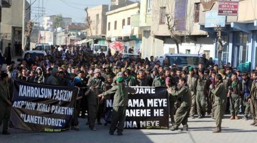 İ&ccedil; G&uuml;venlik Paketi, Silopi'de Y&ouml;resel Kıyafetli Y&uuml;r&uuml;y&uuml;şle Protesto Edildi