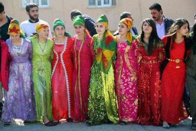 İç Güvenlik Paketi, Silopi'de Yöresel Kıyafetli Yürüyüşle Protesto Edildi