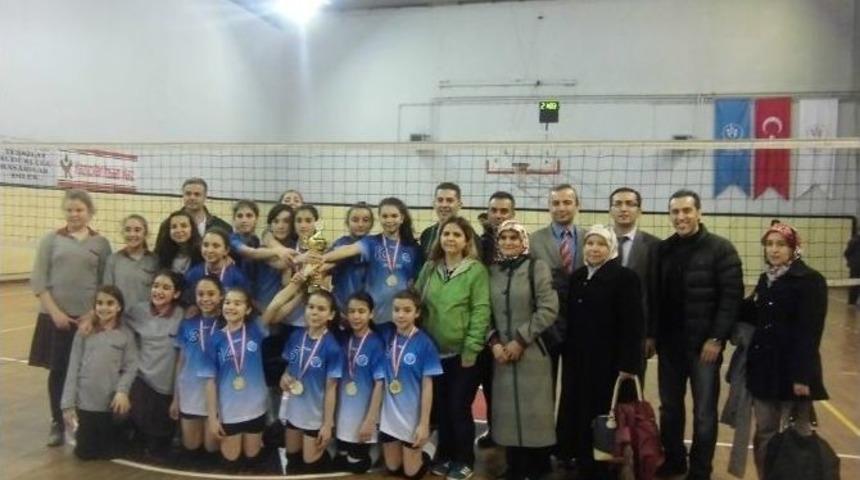 Voleybol İl Birincisi &Ccedil;aycuma Mimar Sinan Ortaokulu Oldu