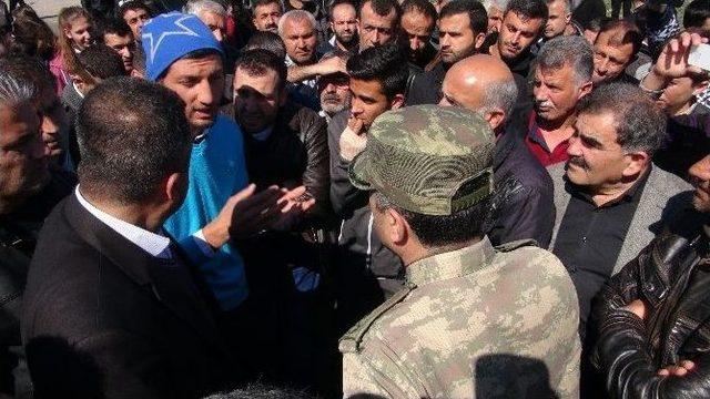 Nusaybin’de Elektrik Kesintilerini Bahane Ederek Yol Kestiler