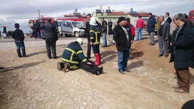 Ilgın'da Aydınlatma Direğine Çarpan Araçta 2 Kişi Yaralandı