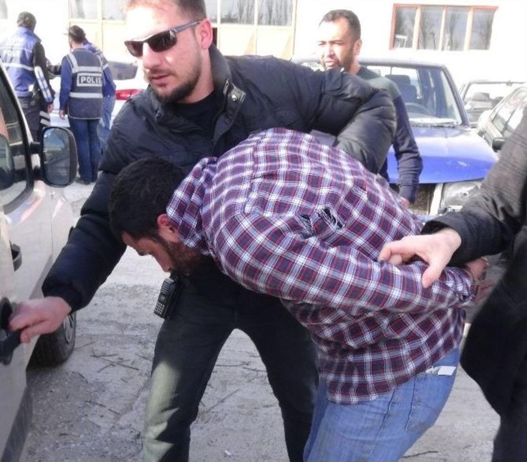 Uyuşturucu Ka&ccedil;ak&ccedil;ısı &ldquo;polisim&rdquo; Dedi, Polis İnanmadı