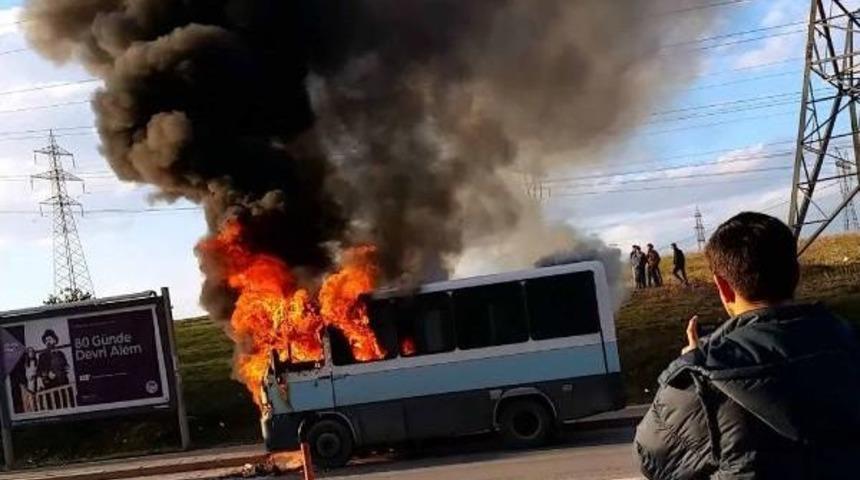 &Uuml;niversitelileri Taşıyan Minib&uuml;s Alev Alev Yandı