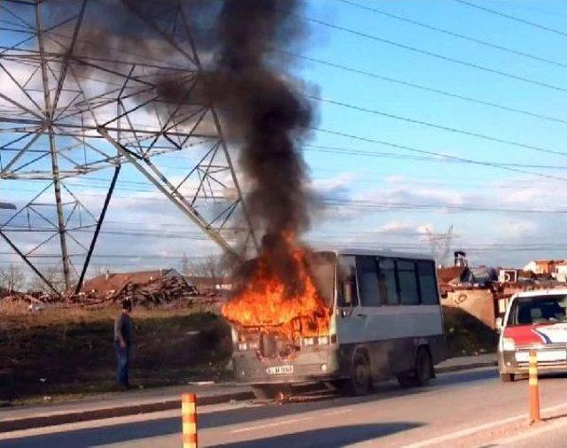 Üniversitelileri Taşıyan Minibüs Alev Alev Yandı