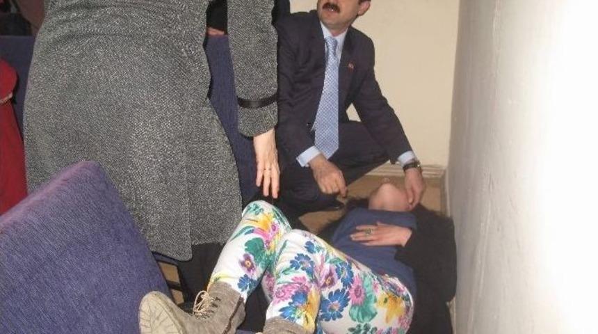 Başbakan&rsquo;ın Doktorundan Bayılan Kadına M&uuml;dahale