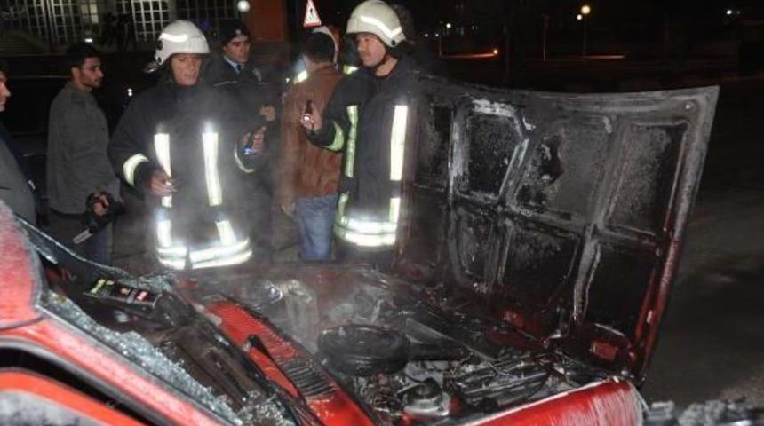 Gaziantep'te Seyir Halindeki Otomobil Yandı