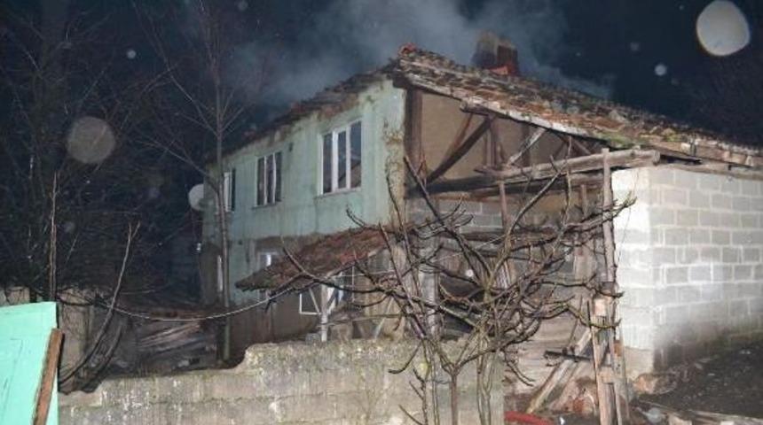 Bursa'da Iki Katlı Ev Yandı