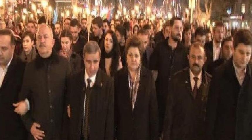 Ülkü Ocakları Üyeleri Hocalı Katliamı Için Bağdat Caddesi'nde Yürüyüş Yaptı