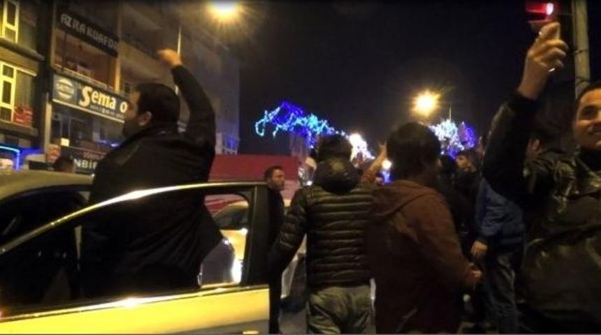 Kars&rsquo;ta Beşiktaşlı Taraftarlar Sokaklara D&ouml;k&uuml;ld&uuml;