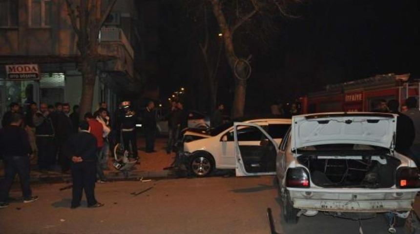 Adıyaman'da Iki Otomobil &Ccedil;arpıştı: 1 Yaralı