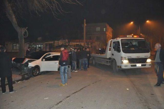 Adıyaman'da Iki Otomobil Çarpıştı: 1 Yaralı