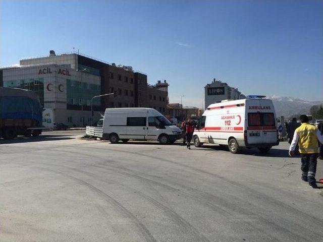 Hasta Taşıyan Ambulans Kazaya Karıştı, Hasta Başka Bir Ambulansla Hastaneye Kaldırıldı