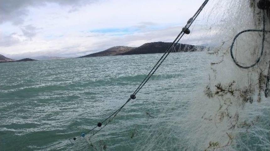 Beyşehir G&ouml;l&uuml;&rsquo;nde Jandarma Yasak Ağları Topluyor