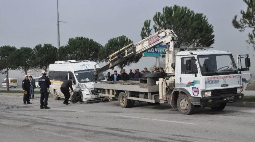 Balıkesir&rsquo;de &Ouml;ğrenci Servisi Kazası: 13 &Ouml;ğrenci Yaralı
