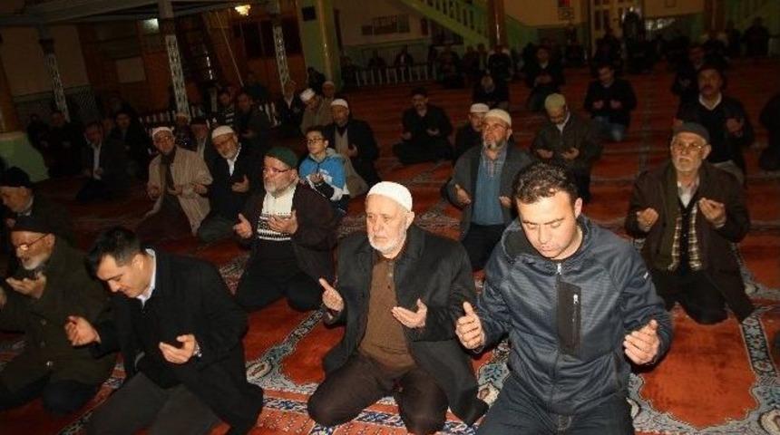 Prof. Dr. Necmettin Erbakan, Burdur&rsquo;da Dualarla Anıldı