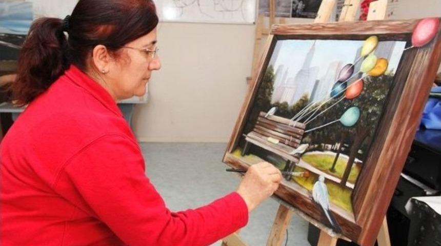 Bucalı Kadınlar Resim Yaparak Gelir Sağlıyor