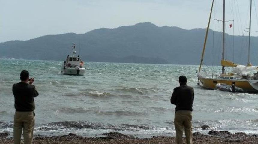 Lodos Y&uuml;z&uuml;nden Demir Tarayan Yelkenli Karaya Oturdu