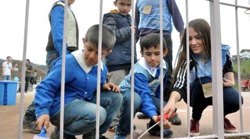 &Uuml;niversiteliler K&ouml;y Okulunu Boyadı