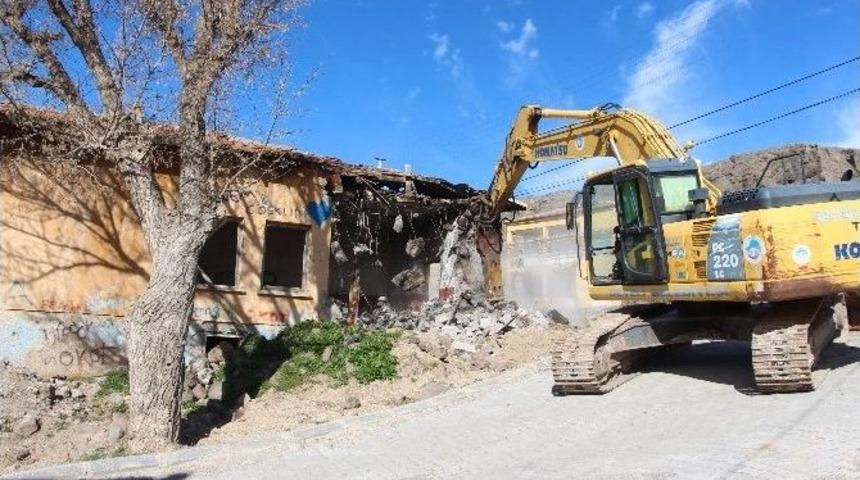 Gazi Mahallesinde Atıl Durumdaki Okul Yıkılıdı