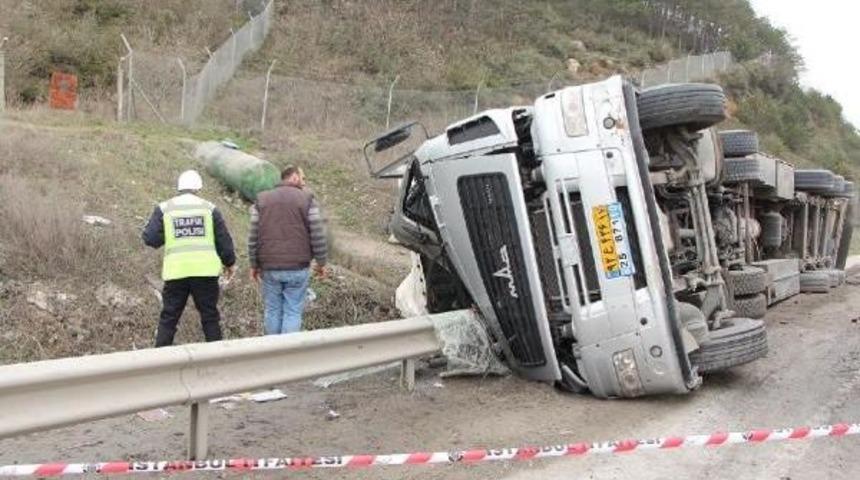 Tır Bariyere Girdi: 1 &Ouml;l&uuml;