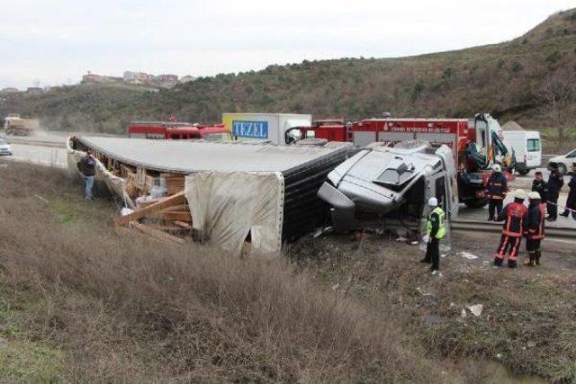 Tır Bariyere Girdi: 1 Ölü 1