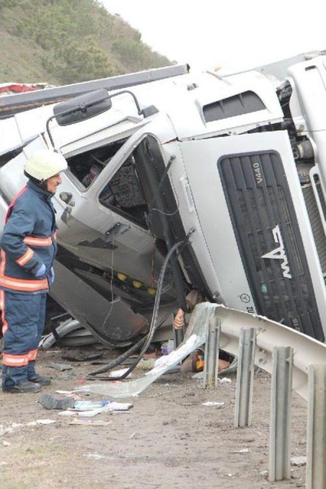 Tır Bariyere Girdi: 1 Ölü 2