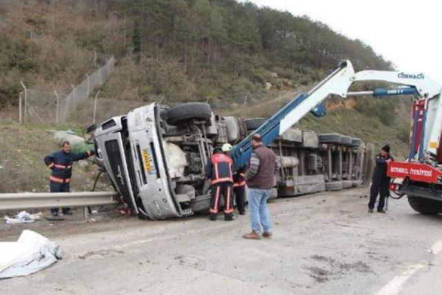 Tır Bariyere Girdi: 1 &Ouml;l&uuml; 3