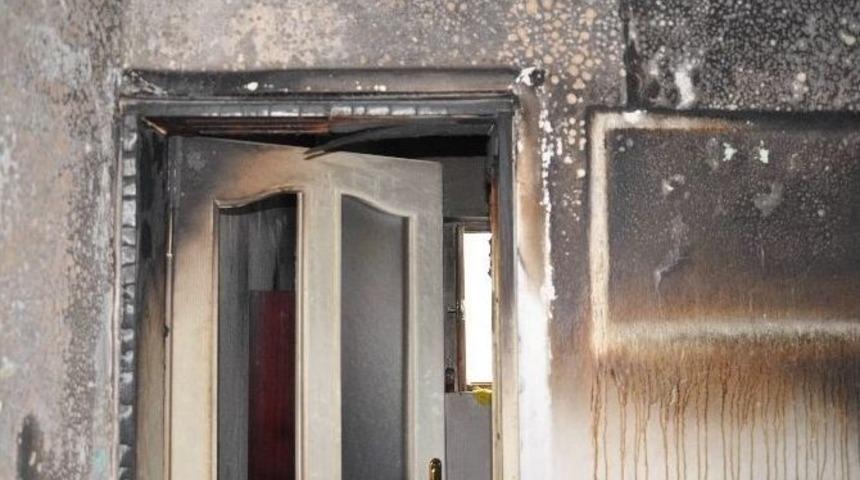 Evlerinde Yangın &Ccedil;ıkan &Uuml;niversitelilere Kaymakamlıktan Destek