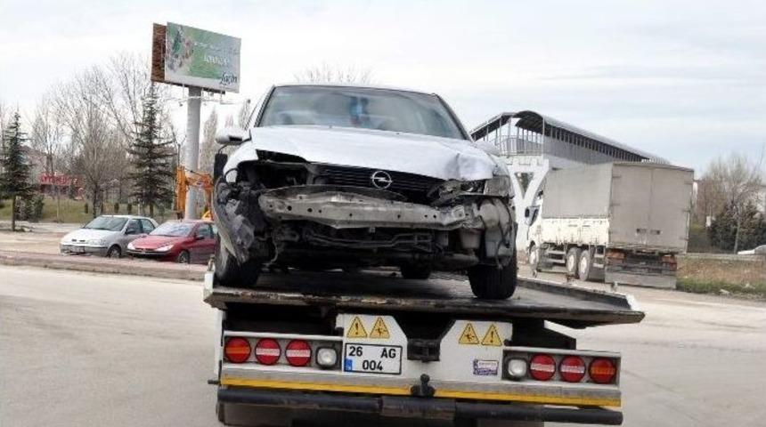 &Ouml;ğrenci Servisiyle Otomobil &Ccedil;arpıştı: 10 Yaralı