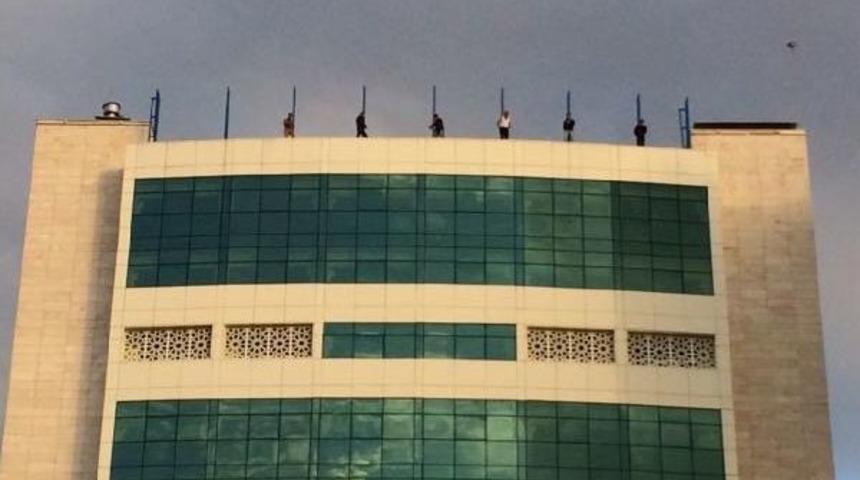 Diyanet Vakfı'nın Inşaatında Çalışan Işçiler Paralarını Alamadıkları Için Çatıya Çıktı (1)