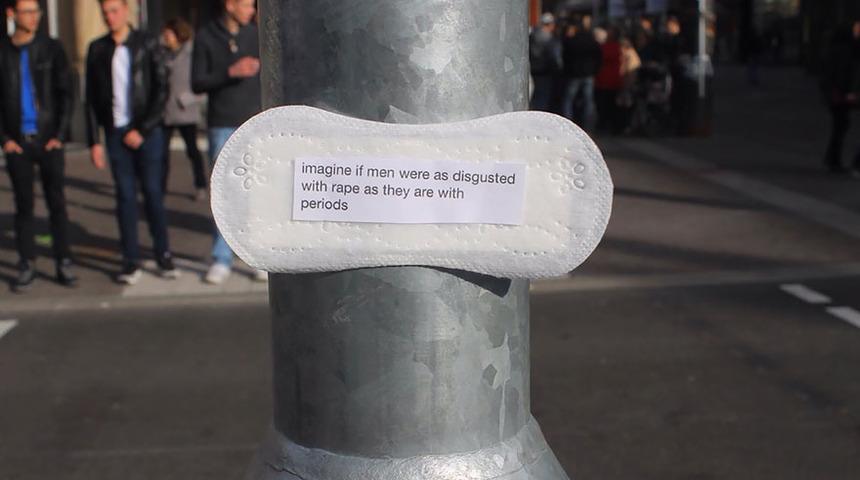 Tecav&uuml;z&uuml; kadın pedleriyle protesto etti