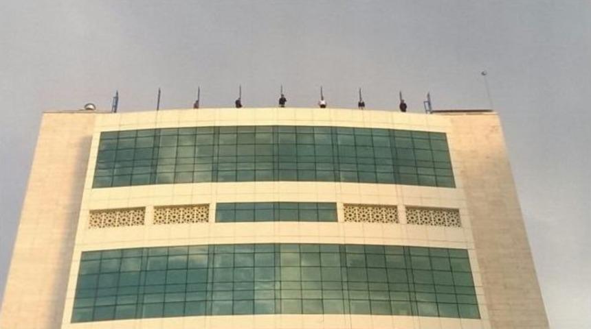 Başkentte Kız Yurdu İnşaatında Çalışan İşçiler Çatıya Çıktı