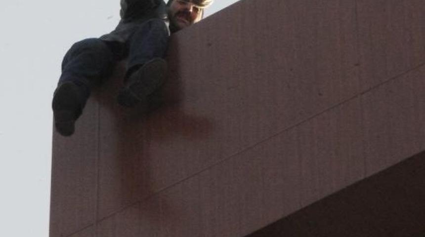 Seyyar Simitçi, Zabıtanın Para Cezası Uyguladığı Iddiasıyla Hastane Binasında Intihara Kalkıştı